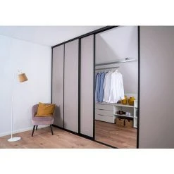 BAUHAUS Room Plaza Easy Schiebetür-Bau-Set Taupe/Weiß Miniperl, Profilfarbe: Schwarz – Elegante Innentür -Schränke Möbel Mall 12 3